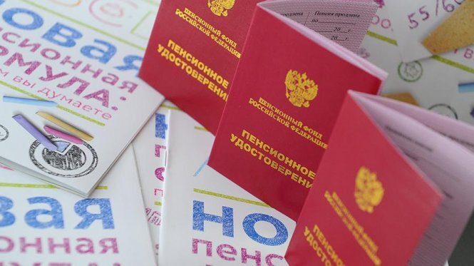 Премьер-министр Дмитрий Медведев проведет во вторник совещание по вопросу повышения пенсионного возраста, где ему предложат три варианта решения данного вопроса.