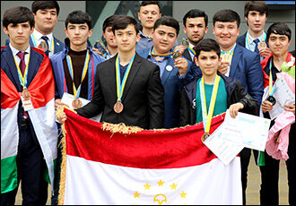 Таджикистанские школьники. Фото с сайта News.tj 
