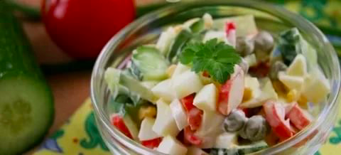 Салат из крабовых палочек. На кухне.
