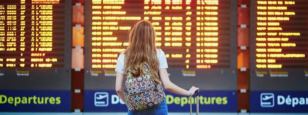 Виза задержки. Девушка в аэропорту. Задержка в аэропорту. Рейс задерживается. Табло аэропорта задержка рейса