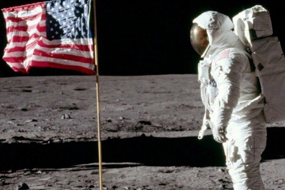 На луне силен. Flag on the Moon. Базз Олдрин список астронавтов США — участников лунных экспедиций. Скандальное фото американцев на Луне. India Flag on the Moon.