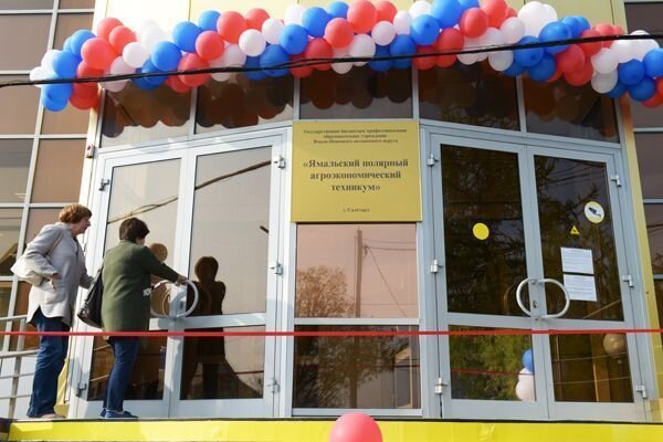 На торжественном открытии нового здания директор ЯПАТ Вадим Осипов подчеркнул, что теперь студенты будут учиться в более чем комфортных условиях – новенькие парты, лабораторное оборудование, компьютеры. В ближайших планах оборудовать собственную столовую.
