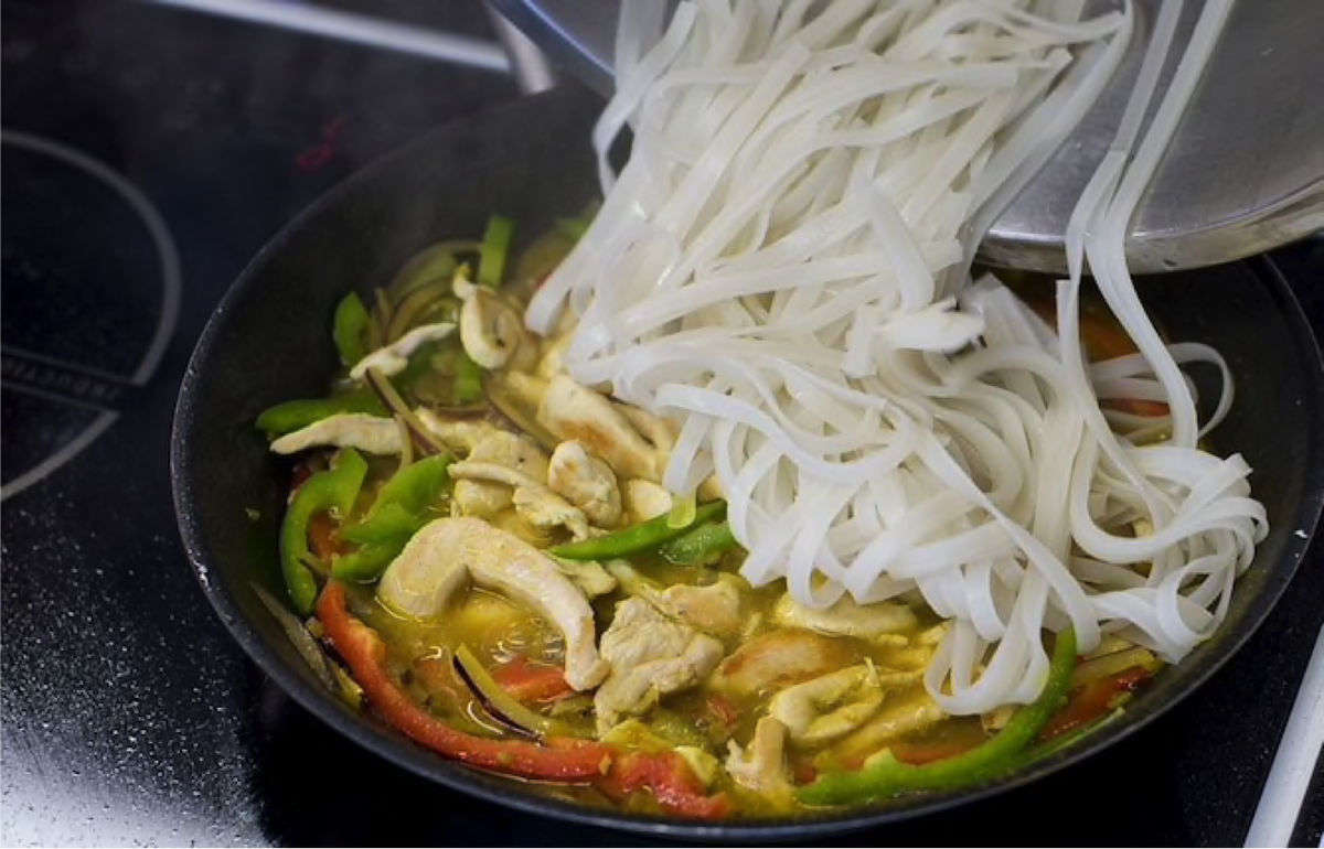 дракон. рисовая лапша вареная. пп лапша. пп гречневая лапша рецепт. фунчоза с курицей.