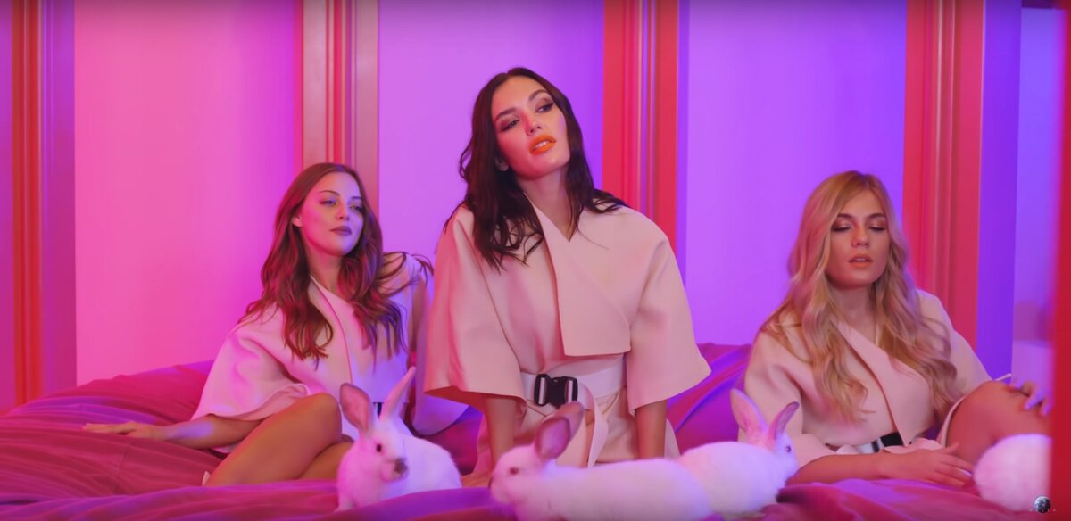 Сегодня, 10  сентября на YouTube канале "MALFA" Максима Фадеева вышел новый клип группы "SEREBRO" на песню "Chico Loco".  Напомним, что на прошлой неделе композиция получила мировой релиз, и теперь зажигательный трек, исполненный на испанском и английском языках, можно услышать не только в России, но и за рубежом. А теперь еще и увидеть качественный видеоклип.  Или только рекламу? 