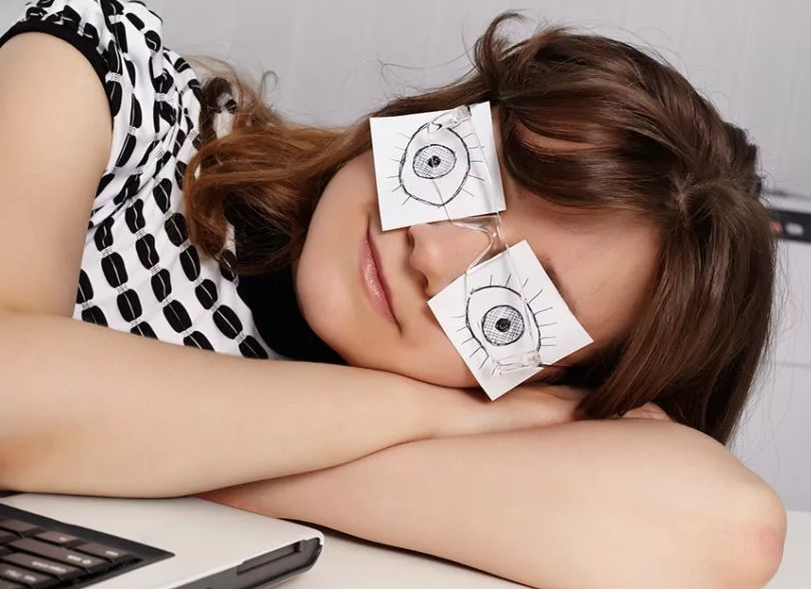 Сделай 26 минут. Приклеил веки чтобы не уснуть. 20 минут в часах. Сонная девушка на работе. 20 мин в часы.