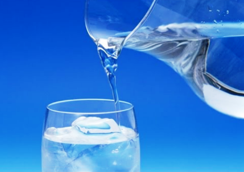    Да, вы можете пить дистиллированную воду. Тем не менее, вам может не понравиться вкус, потому что он более нейтральный и менее ароматный, чем водопроводные и бутилированные воды.