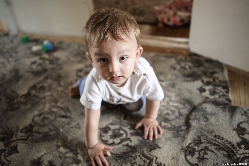 Лева гажиенко. Младший сын неба. Маленький сын гном гномыч. Гном гномыч плющенко маленький. Самый младший сын.