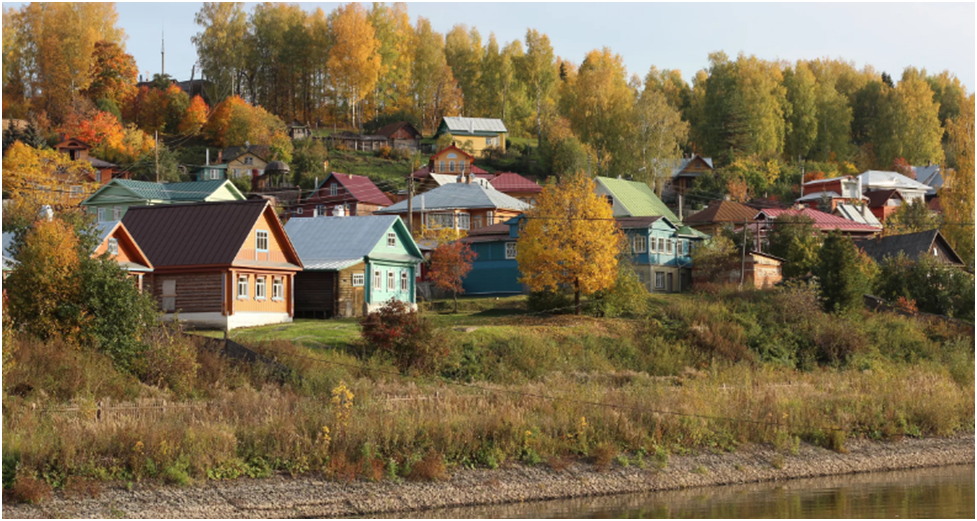 Деревня расположенная перед. Деревня Плес осень. Поселок деревня. Современная деревня в России.