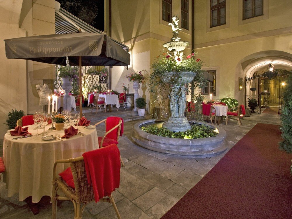 весьма интересным решением является продолжение ресторана во внутреннем дворе