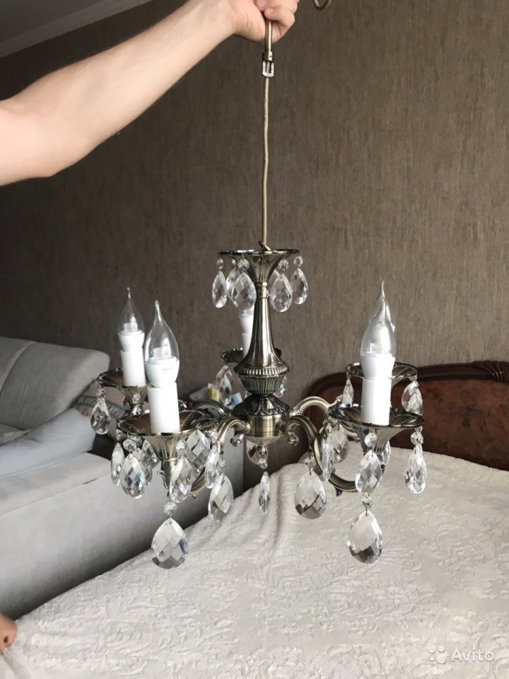 Можно повесить в спальне или в не большем помещении, будет неплохо смотреться в ванной комнате, если у вас она в классическом стиле, а хром на основании дополнит картину.