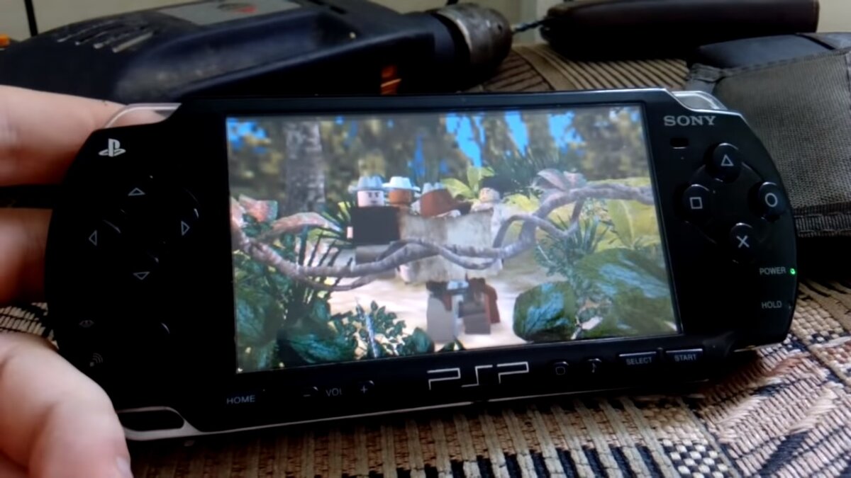 У этой консоли отсутствовали кнопки слева, пришлось их докупать и затем приделывать. Вдоволь наигравшись, очень быстро смог её продать.