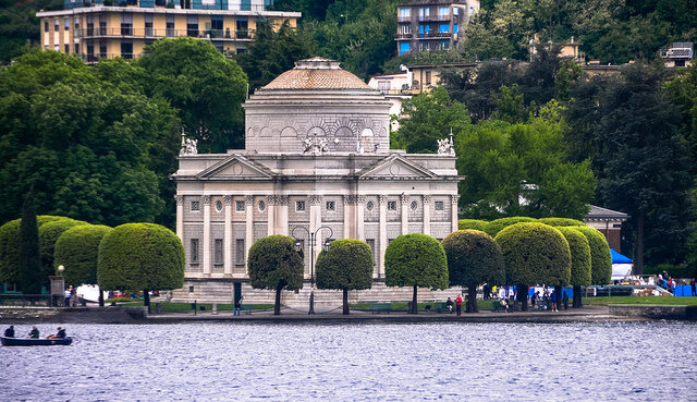     Родился он 18 февраля 1745 года по григорианскому календарю, в городке Комо, что в Италии. Семья была большой, и Алессандро был четвертым ребенком падре Филлипо Вольты. Родители в первые годы жизни Алессандро, отдали его на попечение кормилицы, на целых 30 месяцев..в деревню. 
Ребенок на природе рос здоровым и шустрым. Вернувшись в отчий дом, слово мама он произнес только в четыре года, а разговаривать начал только в семь. Такого в наше время назвали бы аутистом. Рос он добрым и чутким к окружающему миру мальчиком. Но недолго длилось счастье ребенка, в 10 лет он лишился отца, и его взял на воспитание его дядя. Подход к воспитанию племянника оказался правильным. Латынь, арифметика, история, правила поведения, дали свой результат.
 Мальчик менялся на глазах, Вольта с восторгом поглощал новые знания, его интересовало все, точные науки, искусство, музыка. В 12 лет его любознательность чуть не привела к трагедии, стоившей ему жизни. При попытке разгадать тайну 
золотого источника, он чуть не утонул, но был чудом спасен и вернулся на этот свет чтобы стать великим изобретателем, изменившим этот мир. Плодами его изобретений мы пользуемся и сейчас. Но об этом позже. Дядя научил его работать руками, именно от него юный Вольта перенял ремесло по изготовлению термометров и барометров. В более старшем возрасте Алессандро увлекается идеями электрических явлений. И даже пишет поэму с рассуждениями об электрических проявлениях мира. Которую отправляет парижскому академику Ж.А Нолле. Но он не только рассуждает. В 1768 году в возрасте 23 лет он устанавливает первый в городе Комо громоотвод с колокольчиками, которые звенели в грозовую погоду. Это было время большого интереса к естественным наукам в Европе.
 В свои 29 лет он изобретает электрофор, так называемый "вечный электроносец" Это было время он уже преподавал в королевской школе Комо.
В сорок лет он уже признанный и знаменитый ученый, вдохновленный опытами Гальвани. Создает пожалуй самое свое главное изобретение. Вольтов столб, состоящий из металлических пластин разного материала с проложенными влажными тканью пропитанной солевым раствором или кислотой, это прототип современных аккумуляторных батарей. Позже появился и электроосветительный прибор Вольтова дуга, дедушка современной лампочки.  
В возрасте 55 лет А. Вольта назначается профессором в новом университете открытым Наполеоном. В 67 лет Вольта становится сенатором Итальянского королевства, и чуть позже получает титул графа. С этого момента на него посыпались награды и почетные титулы, даже сам Папа римский назначает ему пенсию. Но после смерти сына в 1820 году он отходит от дел и селится в Комо. Умирает Алессандро Вольта 5 марта 1827 года в возрасте восьмидесяти двух лет одним из величайших ученых и изобретателей своего времени.
Но и в наше время потомки помнят о славных открытиях Вольты. В столетие со дня смерти ученного построен прекрасный Храм Вольтиано в Комо. Здание было построено на берегу озера Комо в 1927 году

 