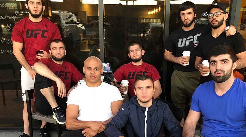 Действующий чемпион UFC в легком весе, Хабиб Нурмагомедов, угрожает в одностороннем порядке разорвать контракт с UFC, если организация уволит его друга, Зубайра Тухугова, за участие в драке с командой Конора МакГрегора. 