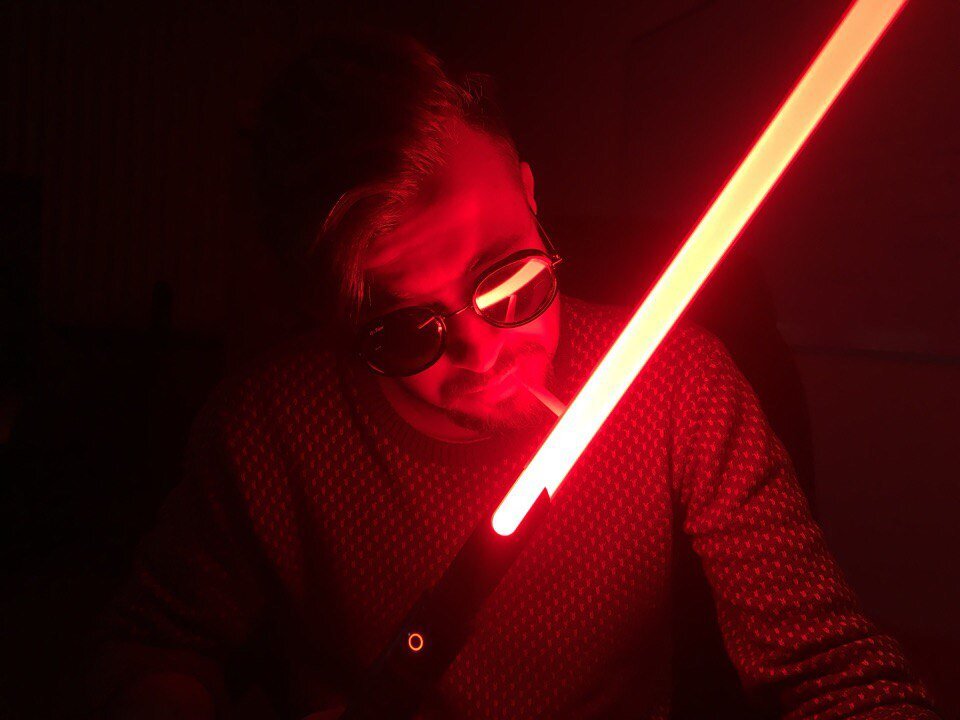 Валера Хаустов, 28 лет, родился ещё в Чехословакии, жил в Саяногорске (Хакасия), закончил институт бизнеса в Томске по дизайну среды.