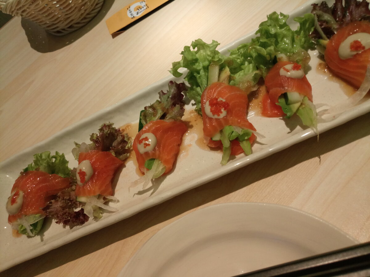 Если вам надоели суши и рис для вас слишком тяжелый, то вашему вниманию в Сингапуре предложат во такие роллы из лосося с начинкой из листьев салата и дайкона.