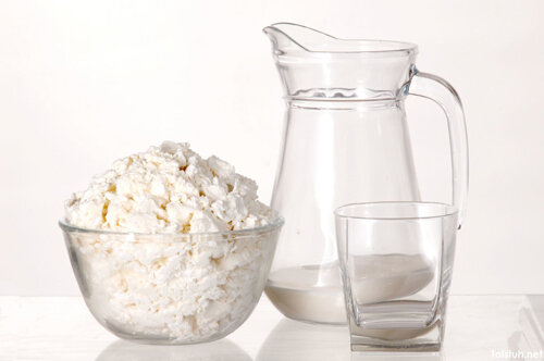 • Обезжиренный кефир (1, 5 л.). Распределяем кефир примерно на 5-6 приемов.
 • Обезжиренный творог (500 грамм). Кушаем по 100 грамм творога 5 раз в день (можно совмещать с кефиром)
 • Вода (не менее 2-х литров). Не забываем пить воду в течение всего дня.