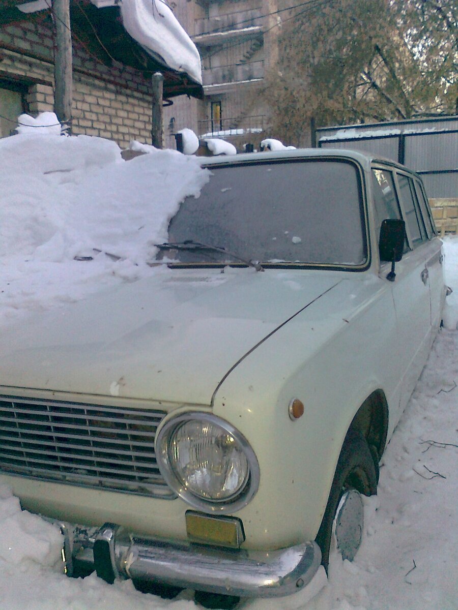 Мужчина долго мечтал о ВАЗ-2102 и после покупки восстановил до идеала