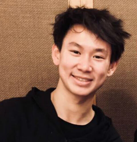 В июле 2018 года все спортивное сообщество было потрясено внезапной смертью 25-летнего Дениса Тена. Самого титулованного фигуриста Казахстана убили грабители, желавшие украсть зеркала с его машины. Несмотря на помощь лучших медиков, спортсмен скончался от полученных ножевых ранений. 
Суд по делу продолжался почти полгода, и представителям обвинения удалось добиться от виновных полного признания. Арман Кудайбергенов и Нуралы Киясов получили по 18 лет колонии. Отбывать наказание преступники будут в тюрьме строгого режима. Незадолго не вынесения вердикта грабители заявили, что они не собирались никого убивать и раскаиваются в содеянном.

Также на скамье подсудимых оказалась и подельница двух преступников Жанар Талыбаева. Ее приговорили к четырем годам лишения свободы по статьям «Кража» и «Недонесение о преступлении».
Изначально сторона обвинения требовала вынести максимально суровый приговор — по 20 лет колонии для каждого убийцы. Однако суд уменьшил срок в связи с раскаянием преступников и признанием ими своей вины. Родственники Дениса Тена пока не комментируют вынесенный приговор, но, судя по всему, они остались им удовлетворены.

Напомним, что внезапная смерть фигуриста стала причиной для громкого скандала. Так, прославленный тренер Татьяна Тарасова назвала произошедшее беспределом, а близкий друг Дениса Тена Алексей Ягудин призывал наказать грабителей по всей строгости закона.

«Мы целый день плачем, потому что ушел из жизни не просто фигурист, а человечище. Юра, Оксана, мы даже представить себе не можем, что происходит у вас. Простите, что может быть где-то не сберегли вашего сына», — сообщил Ягудин в Инстаграме.
По информации «РЕН-ТВ» приговор в ближайшие дни должен вступить в официальную силу. Однако пока неизвестно, в какой колонии будут отбывать свои сроки убийцы бронзового призера Олимпиады.
