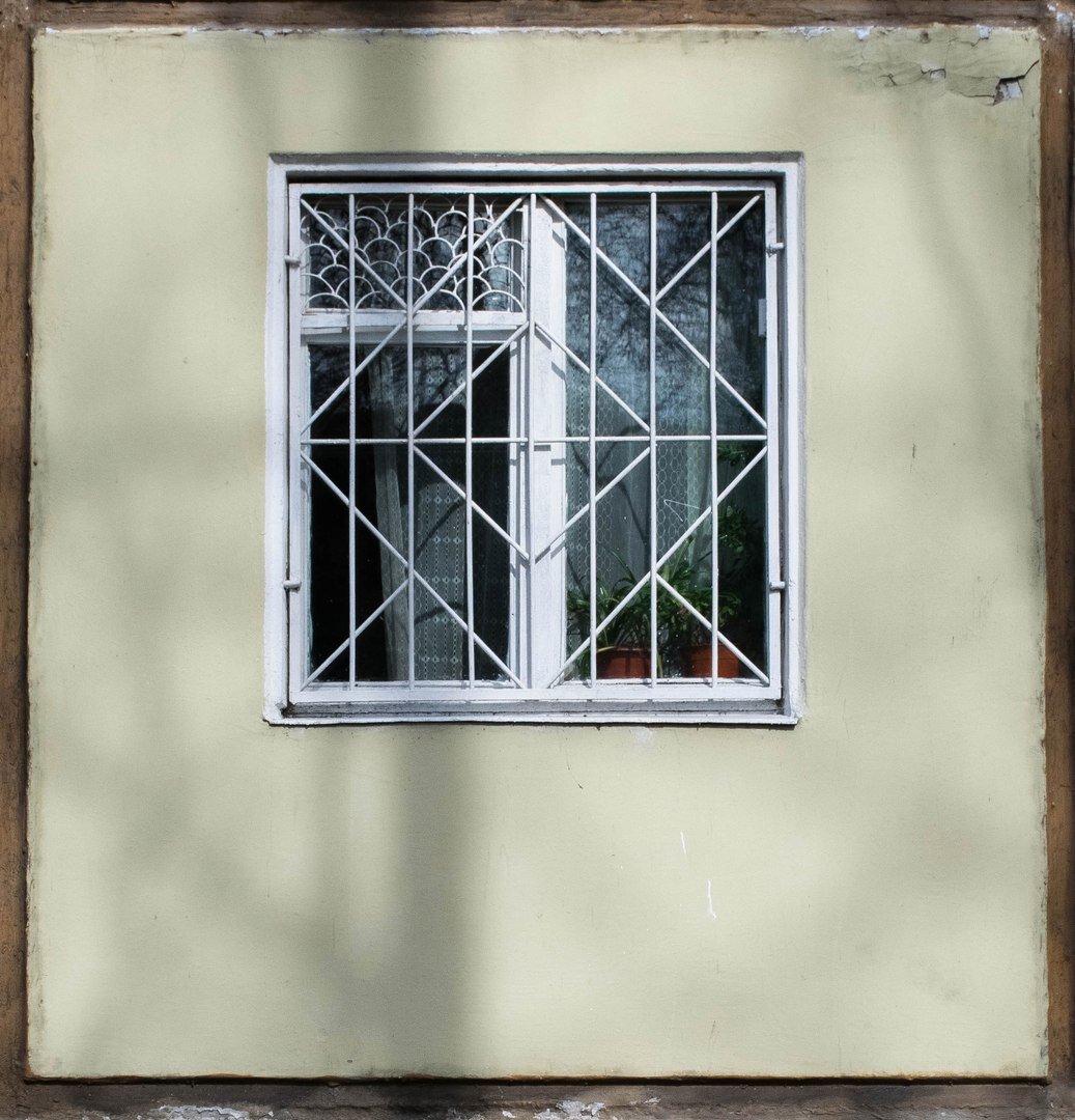 как сломать решетки на окнах раст фото 21