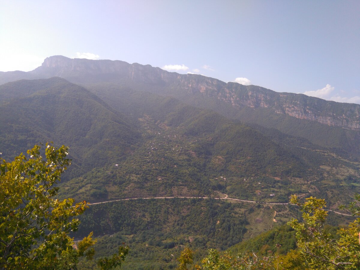 Таинственная гора Хвамли и у ее подножья село Коренеши.