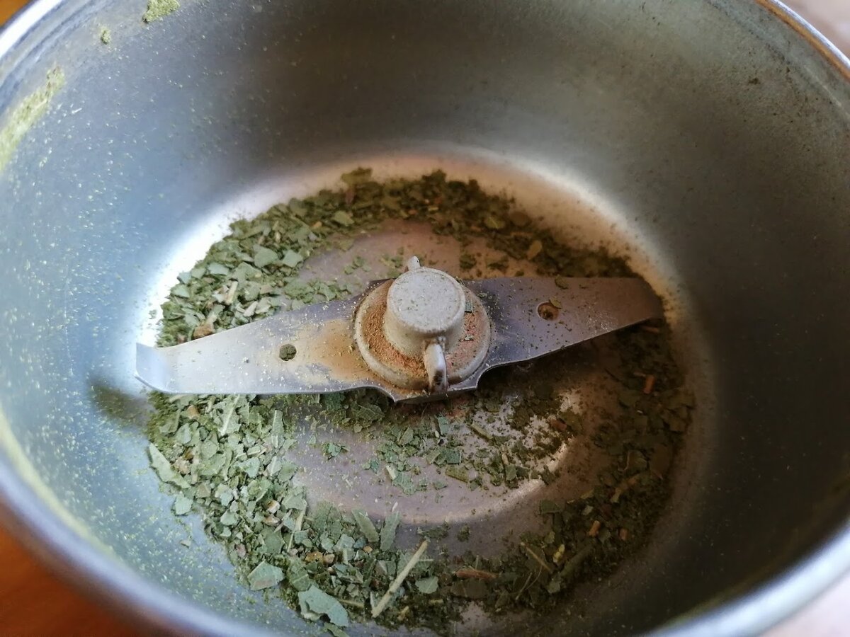 Молотый лавровый лист добавляю в начинку к пирогу с капустой. Фото Светы Давыдовой