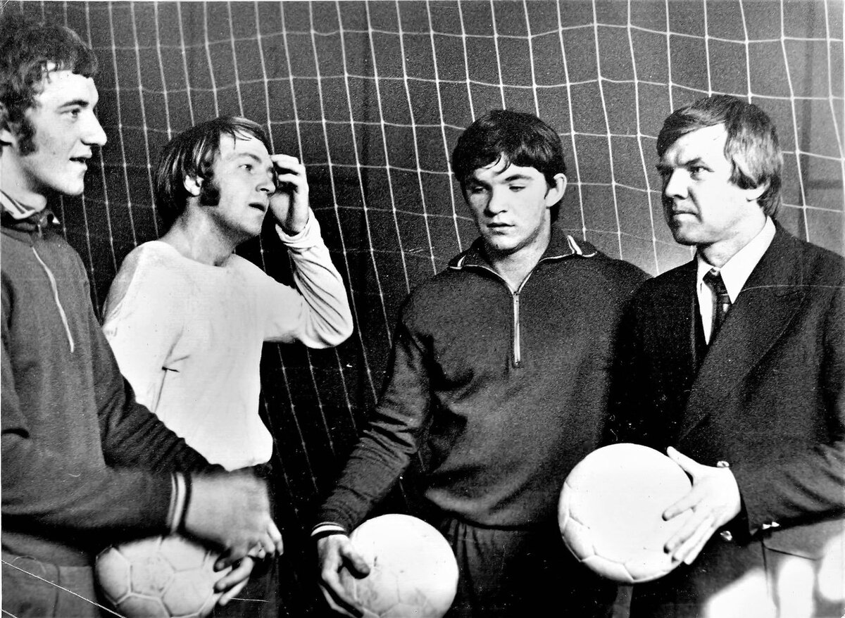 Справа Борис Семёнов. Взялся за мяч, будто готов вводить из-за боковой. / Фото: твиттер СКА Хабаровск