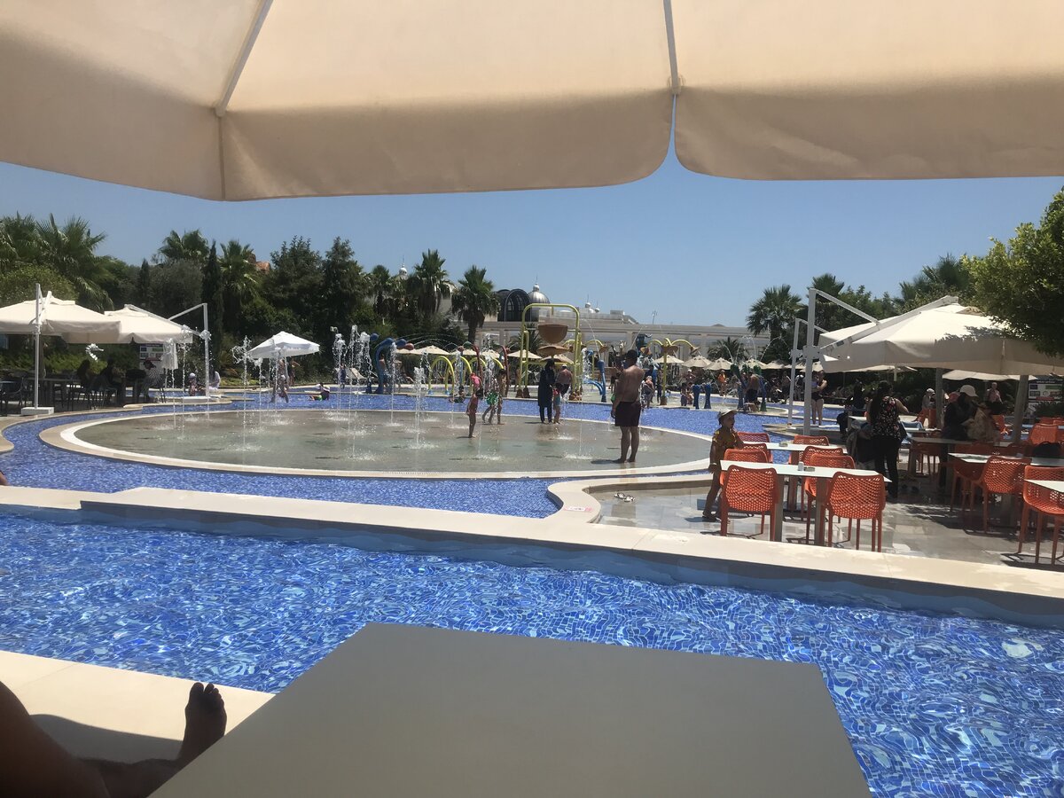 Рядом с фудкортом развлекательные фонтаны