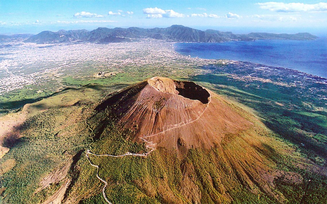 Действует ли вулкан везувий. Вулкан Везувий в Италии. Вулкан гора Везувий. Неаполь вулкан Везувий. Кратер Везувия.