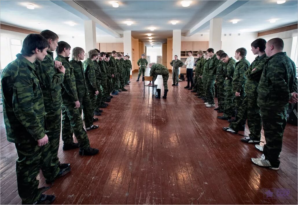 Очередь военнослужащих. Солдаты в армии. Солдаты в казарме. Современные срочники. Жизнь военнослужащих.