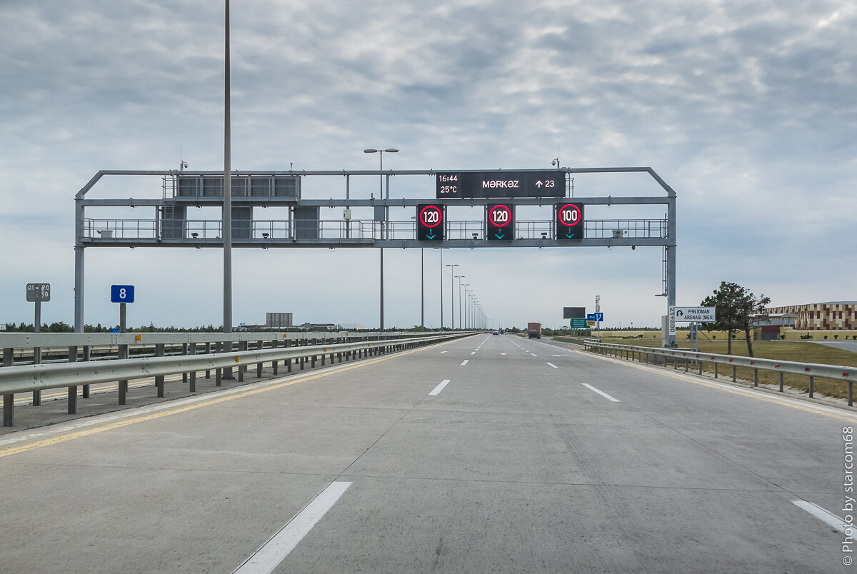 Большинство дорог на Апшероне имеют по шесть полос и имеют бетонное покрытие