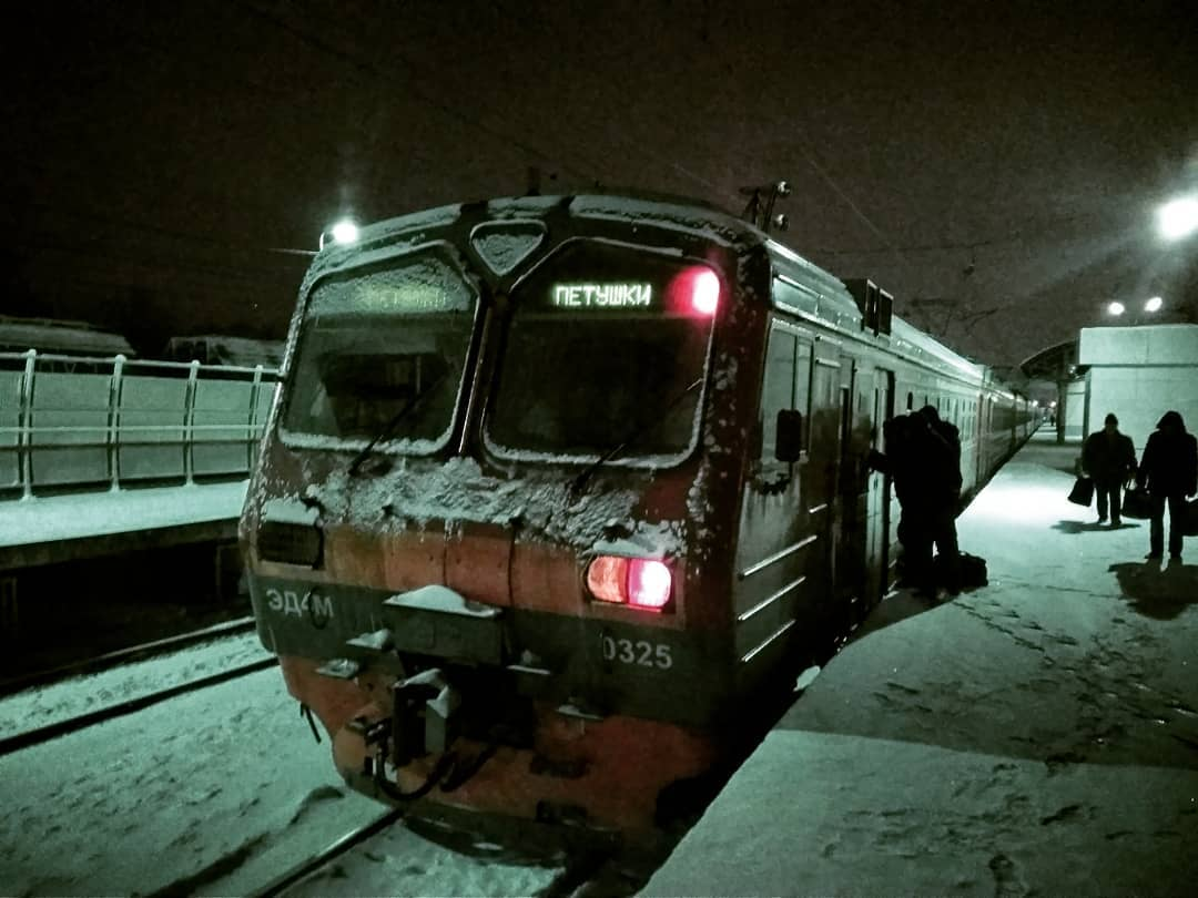 Электрички крутое москва. Электричка зимой. Ночная электричка. Поезд на платформе зимой ночью. Электричка ночью.