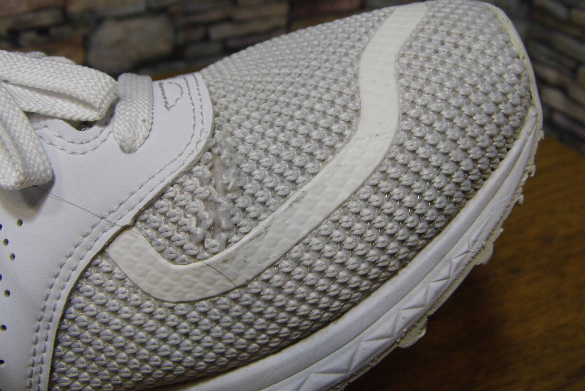 Протираются кроссовки. Заштопать кроссовки. Порвалась сетка на кроссовки. Порвалась сетка на кроссовках. Кроссовки с дырками.