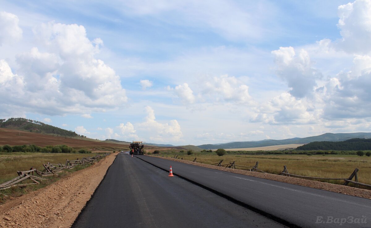 Едем в Куйтун. Дорога скоро будет новая здесь. Никогда здесь не было дороги - и вот будет!