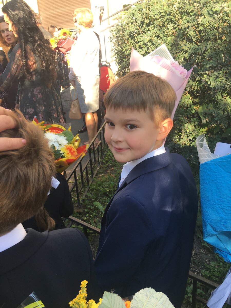 Это наш первый первоклассник в семье: поэтому мы уделили много внимания и выбору школы и подготовке к ней. 