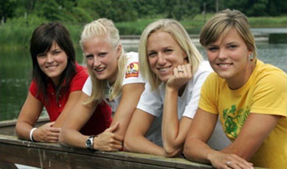 Местные девушки