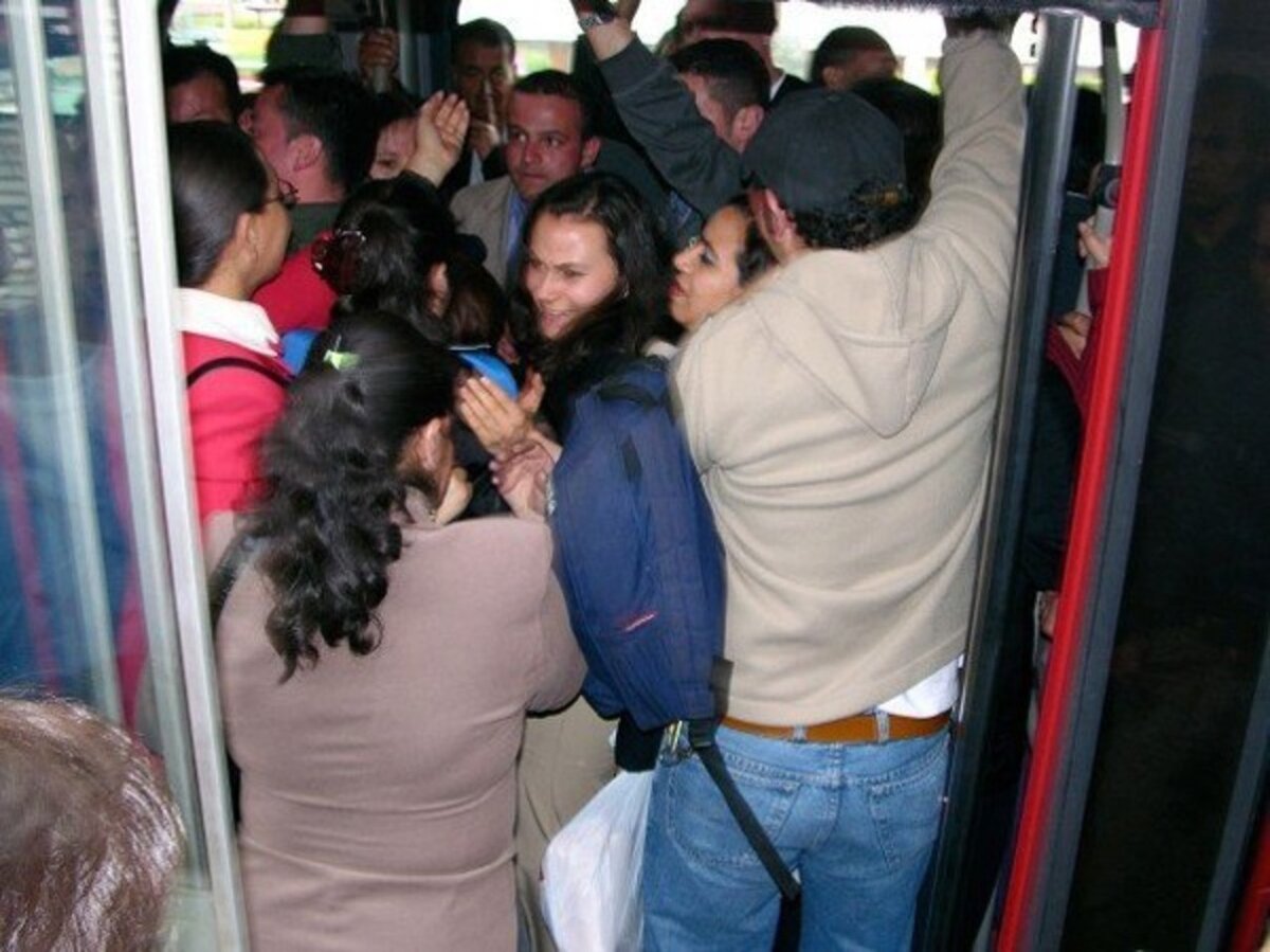Толпа людей в автобусе. Давка в автобусе. Переполненный общественный транспорт. Люди в транспорте. 13 часов в автобусе