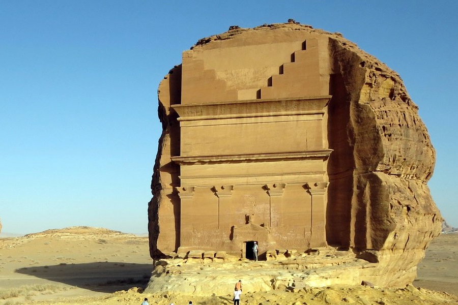 Каср аль-Фарид - одинокий замок в пустыне: кто и как мог высечь это чудо в скале
