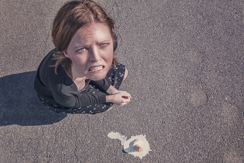 https://cdn.pixabay.com/photo/2014/11/23/10/49/accidental-slip-542551_960_720.jpg