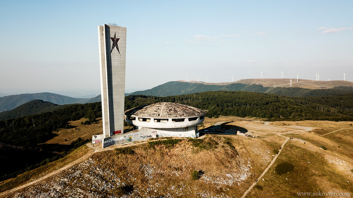 Монумент Бузлуджа недалеко от перевала Шипка