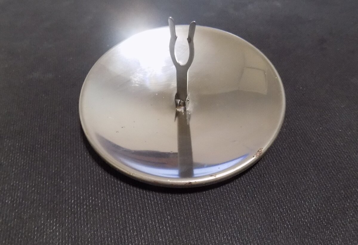 Это идеальное развитие подобной идеи - солнечный прикуриватель, в зажим в центре вставляется сигарета, при наличии солнца она станет зажженной и готовой к употреблению уже через секунды. Недостатки есть и у подобной конструкции - это сталь, а сталь, даже полированная склонна ржаветь. Поэтому не стоит оставлять такую штуку на улице надолго, или брать её в море.