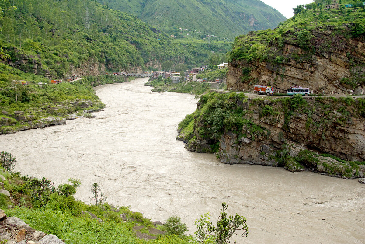 Какие реки берут начало в гималаях. Река Сатледж. Река Сатледж Пакистан. Долина реки Сатледж. Река инд и Сатледж.