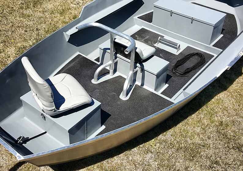 Дополняют список базовой комплектации лодок Greenwater коврики из вспененной резины, которые обеспечивают рыболову устойчивость и снижают гулкость.
