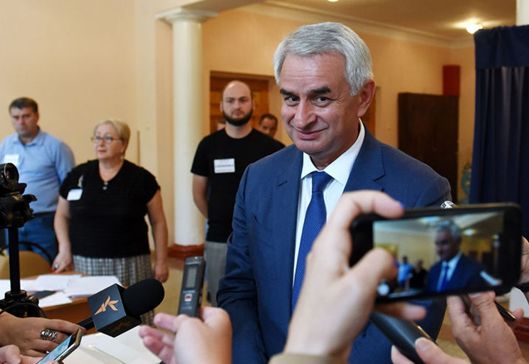 Рауль Хаджимба победил на президентских выборах в Абхазии.