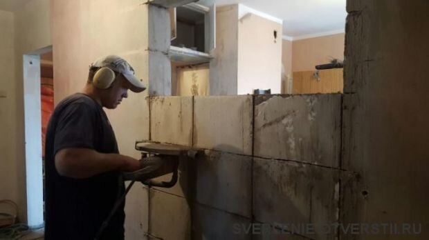 Алмазная резка дверных проемов в несущих стенах из бетона без пыли. Фото взято с сайта компании Буравчик, раздел портфолио.