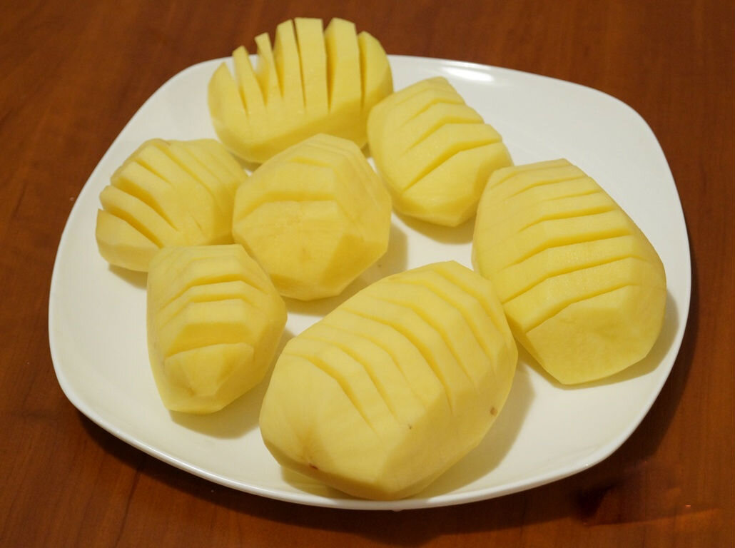 Нарезаем очищенный картофель 