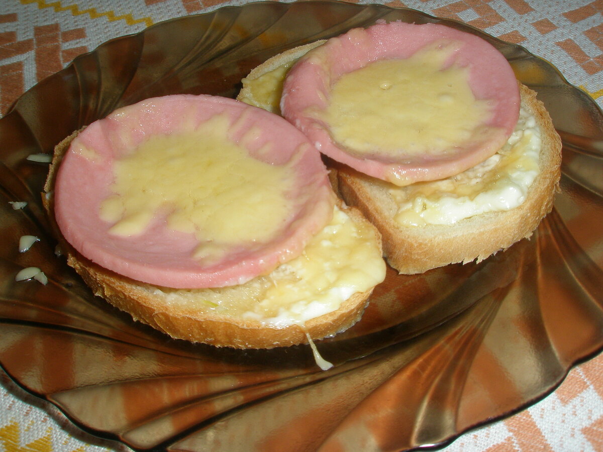 Бутерброд с колбасой и сыром в микроволновке