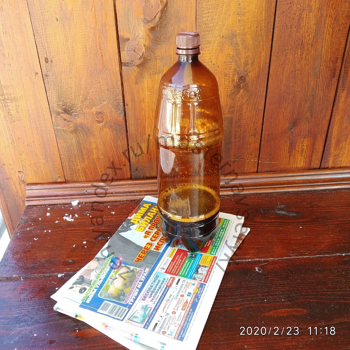 Чтобы бутылка была более устойчивой, ее лучше хотя бы на четверть заполнить жидкостью. 