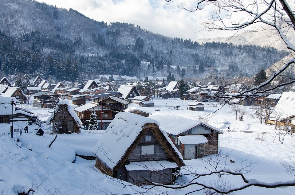 https://cdn.pixabay.com/photo/2019/02/01/04/53/shirakawa-go-3968395_960_720.jpg