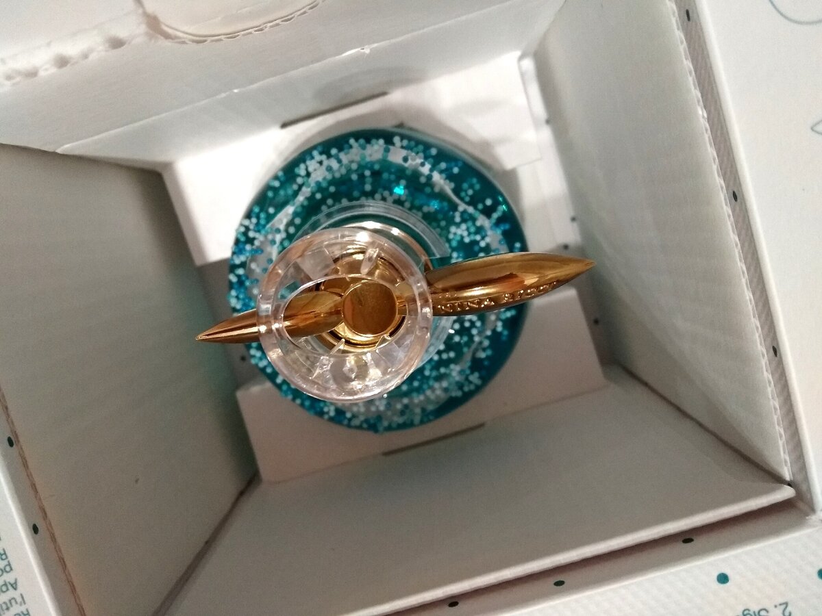 Флакон стоит в углублении