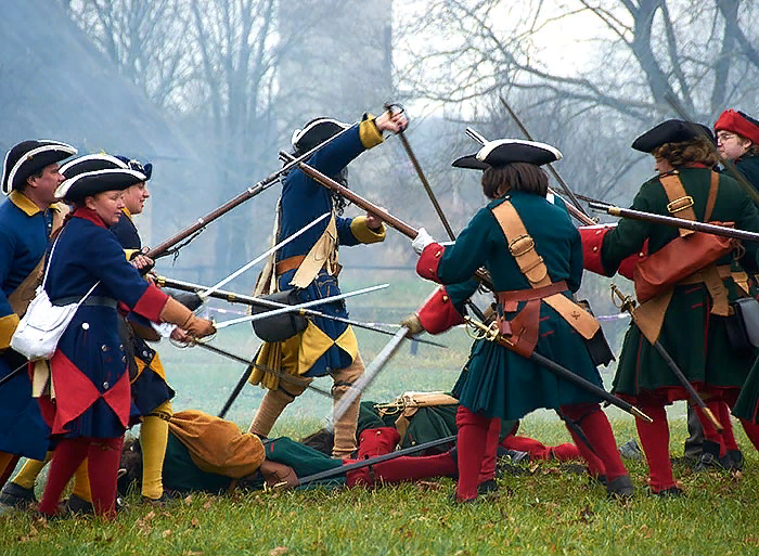 Реконструкция Полтавской битвы. Хорошо виден погон на левом плече русских мушкетеров